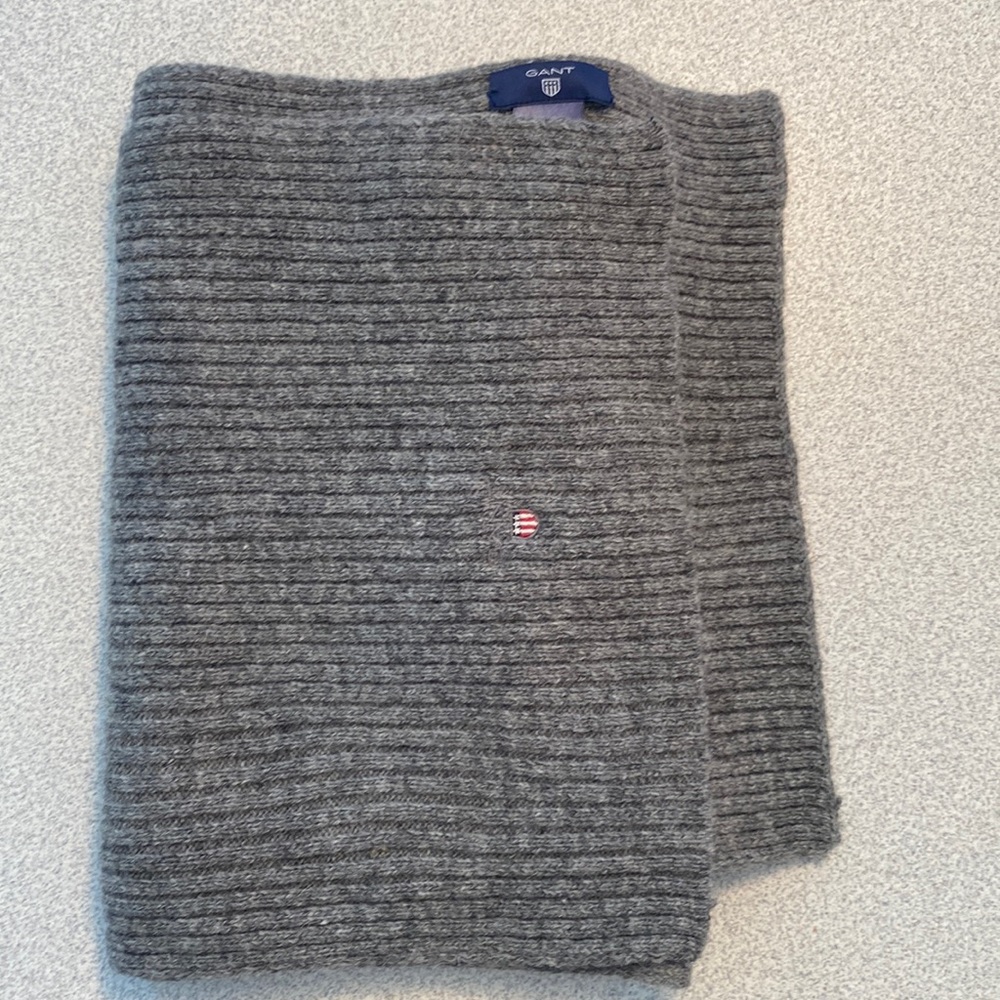 Grey GANT scarf, pure wool, ribbed.